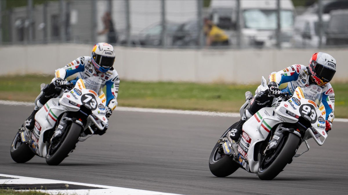 Marc Márquez rodant davant del seu germà Àlex durant el Gran Premi. - GRESINI RACING