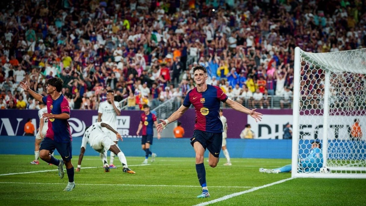 Pau Víctor celebra uno de los dos tantos que anotó ayer en el Clásico veraniego ante el Madrid, que dieron el triunfo al Barça. - EFE