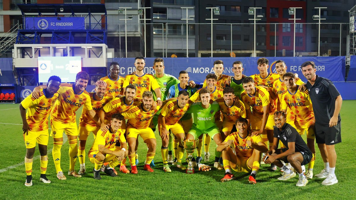 Els jugadors del Lleida, amb la copa com a vencedors de l’Emili Vicente, trofeu que els blaus han guanyat en cinc de les sis edicions disputades. - JORDI ECHEVARRIA