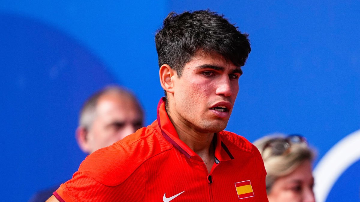 Alcaraz, entre llàgrimes, després de perdre la final de tenis contra el serbi Novak Djokovic. - RFEP