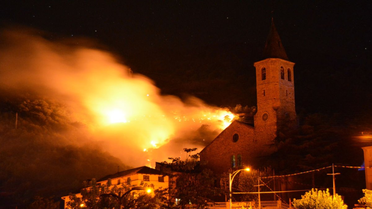 Las llamas se iniciaron en la torre eléctrica cercana a la zona del Castell, y se podían ver con gran virulencia desde Sort. - EDGAR ALDAA