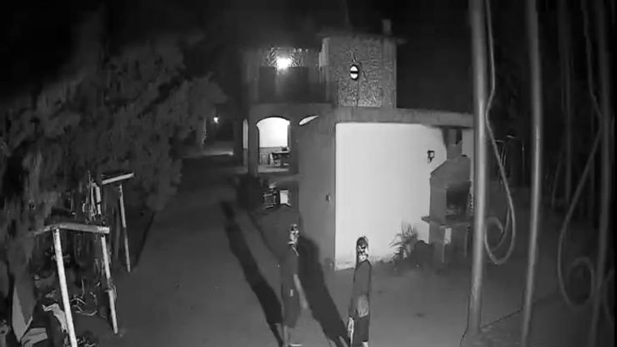 Dos lladres es disposen a robar en una casa de l’Horta de Lleida una nit del cap de setmana passat.