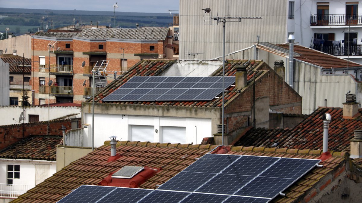 Plaques solars en teulades d'habitatges a Mollerussa.