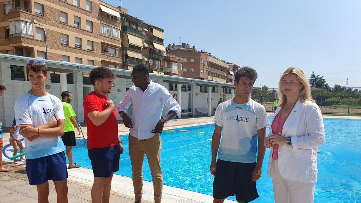 L’alcaldessa accidental, Begoña Iglesias, amb el socorrista. - AJUNTAMENT DE LLEIDA