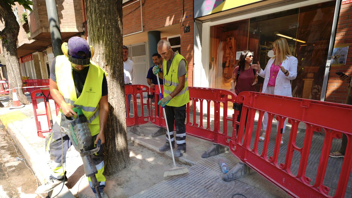 L’alcaldessa accidental, Begoña Iglesias, va visitar ahir les obres de l’avinguda de València. - MAGDALENA ALTISENT