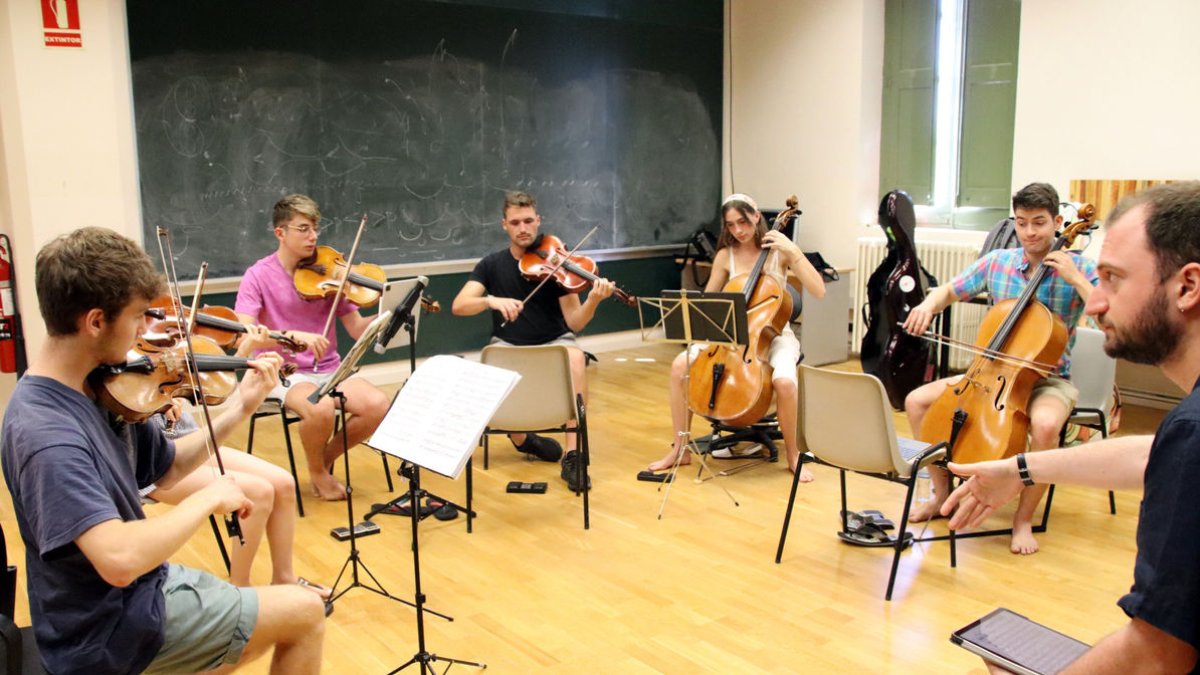 Alumnes en una de les classes de l’AIMS amb diversos instruments. - LAURA BUSQUETS/7ACN