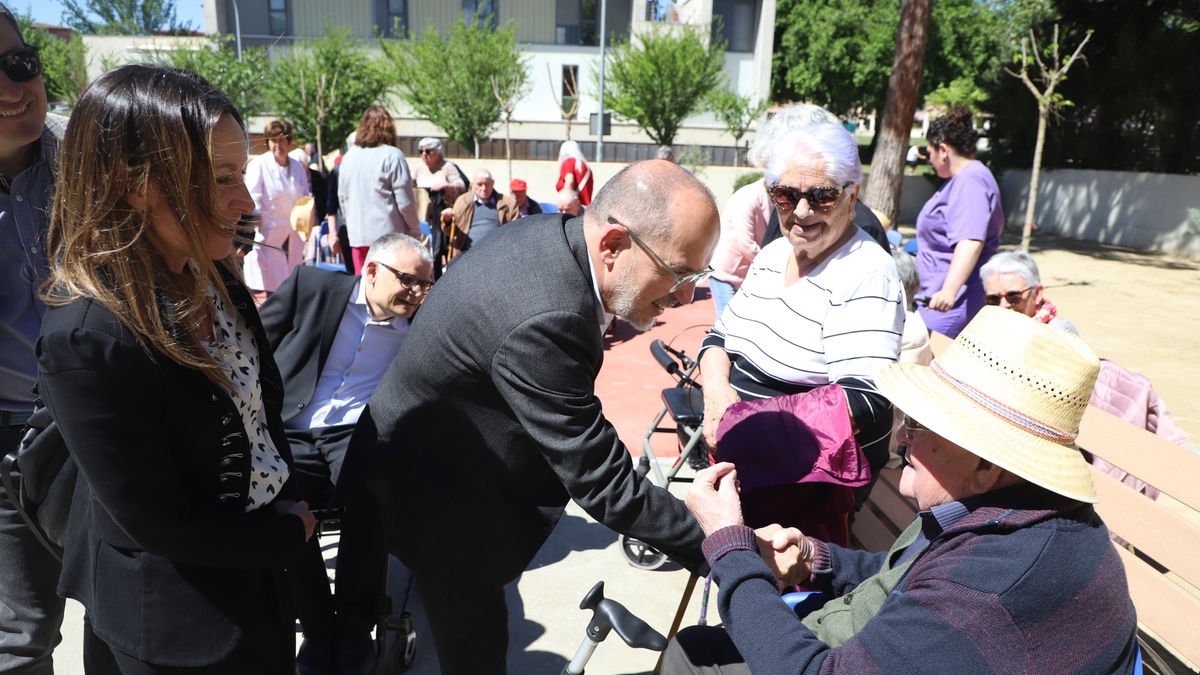 El conseller Carles Campuzano, el pasado abril en una visita a la Llar de Sant Josep. - MAGDALENA ALTISENT