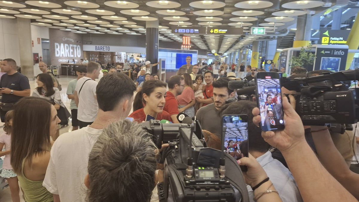 Carolina Marín, ahir quan va arribar a l’aeroport de Madrid. - EFE