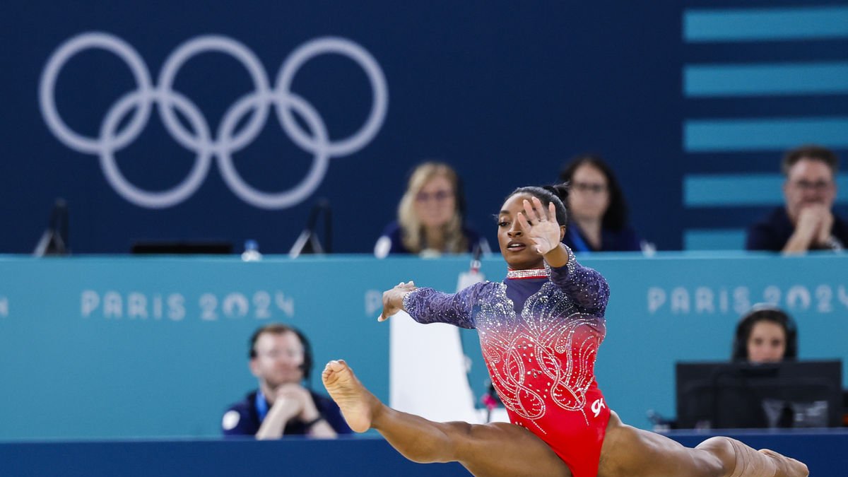 Simone Biles durant el seu exercici de terra, en el qual va aconseguir la medalla de plata. - EFE