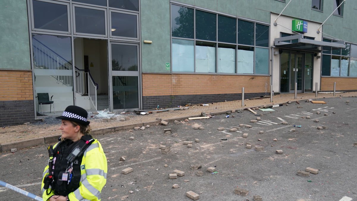 La policia custodia un hotel atacat pels ultres perquè allotjava sol·licitants d’asil. - JACOB KING/PA WIRE/DPA