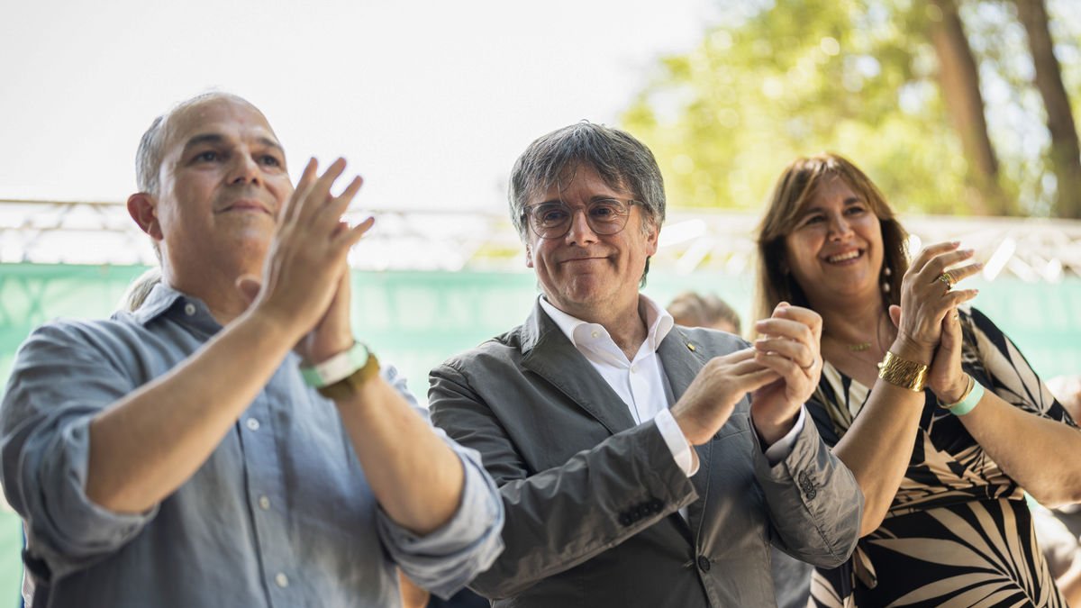 El expresident Carles Puigdemont flanqueado por Jordi Turull y Laura Borràs en un mitin el 27 de julio. - EFE