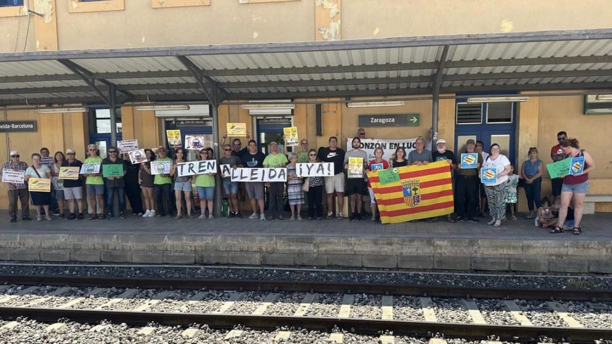 Varias decenas de vecinos de la Llitera y el Cinca Medio volvieron a manifestarse por la recuperación del servicios ferroviarios con Lleida. - PLATAFORMA MONZÓN NO PIERDAS TU TREN