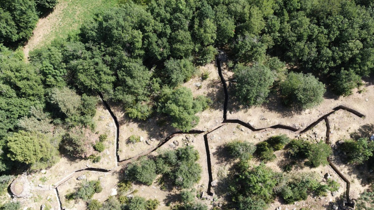 Los voluntarios han recuperado 300 metros de trincheras y galerías de uno de los sectores del Centro de Resistencia 53 de la Línea P. - X.S.