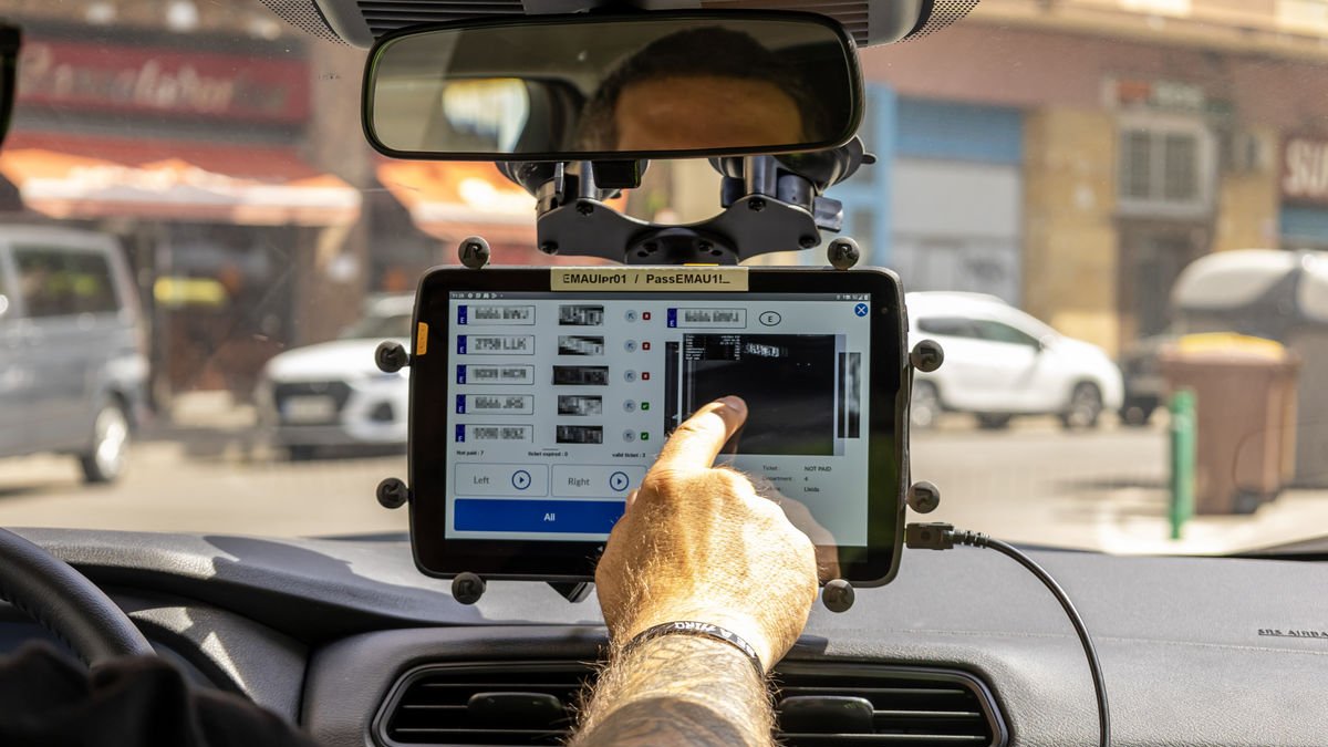 Una pantalla a l’interior del vehicle mostra les matrícules dels cotxes aparcats en zona blava. - JORDI ECHEVARRIA