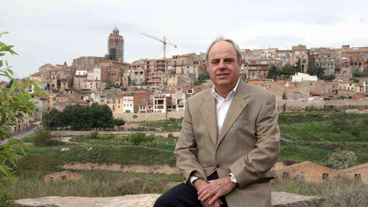 Salvador Bordes, en una imatge amb Cervera al fons durant la seua etapa a l’alcaldia