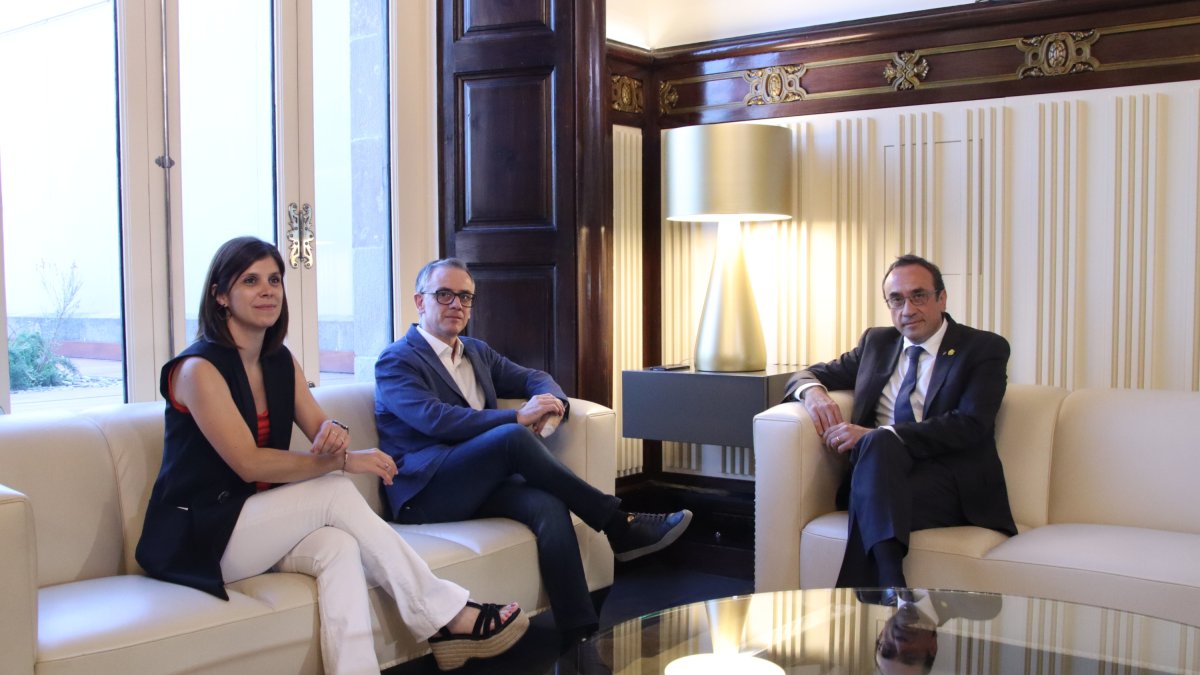 El president del Parlament, Josep Rull, es reuneix amb la portaveu d’ERC al Parlament, Marta Vilalta, i el president del grup parlamentari, Josep Maria Jové, al despatx d’audiències.