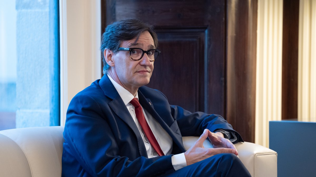 El líder del PSC, Salvador Illa, durant la reunió de la ronda de consultes amb el president del Parlament, Josep Rull.