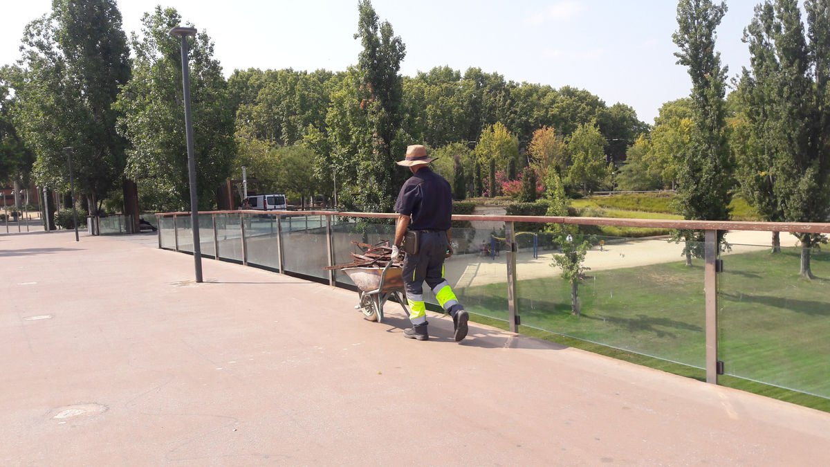 Retiran hierros oxidados de la pasarela de los Camps Elisis - S.E.