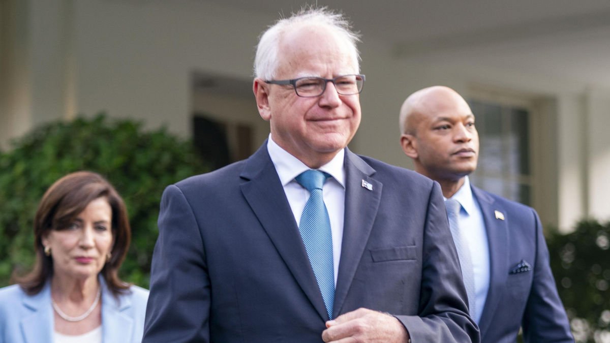 Tim Walz, aspirante a la vicepresidencia con Kamala Harris, busca atraer el voto masculino y blanco. - EFE/SHAWN THEW
