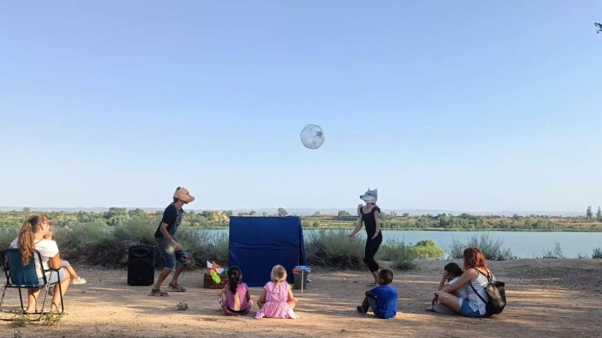 L’estany va acollir al juliol activitats per als més petits com els Contes Llunàtics de KabriolArts. - CONSORCI DE L’ESTANY