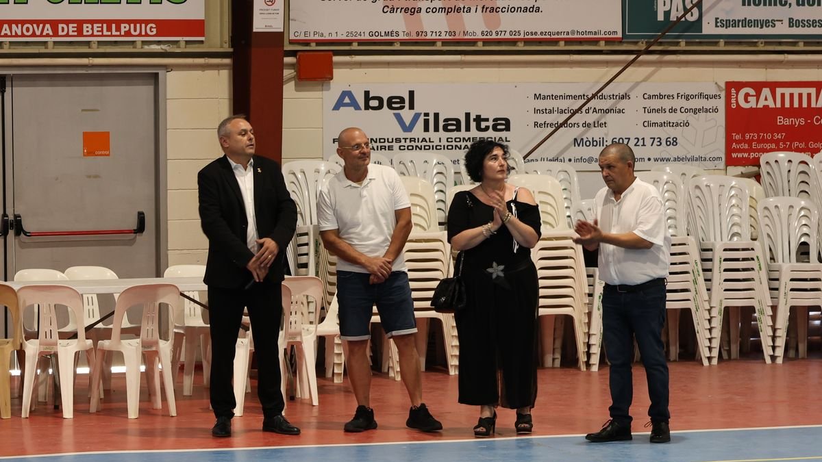 Òscar Barqué, amb les autoritats, en la presentació de l’himne. - J. GÓMEZ