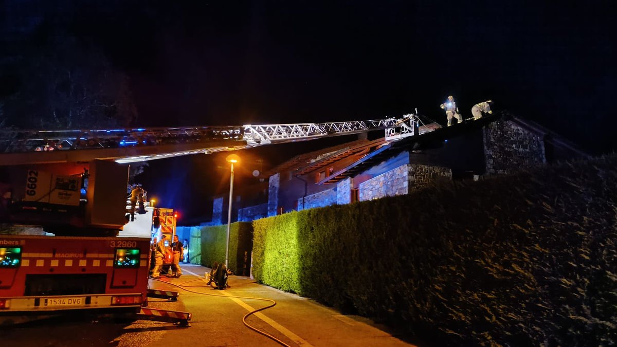 Un momento de las tareas de extinción por parte de los Bomberos del fuego que se inició el lunes por la noche en un bloque de Aravell.