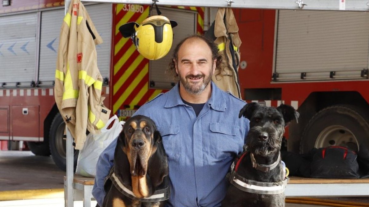 Ernest Capdevila, amb Inde (esquerra) i Lali (dreta).