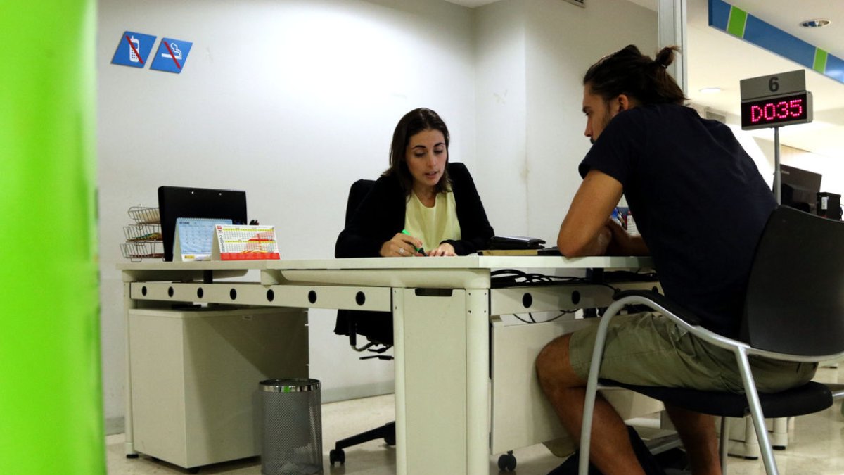 Un ciutadà és atès al Servei d’Ocupació de Catalunya. - ANDRÉS ZAMORANO/ACN