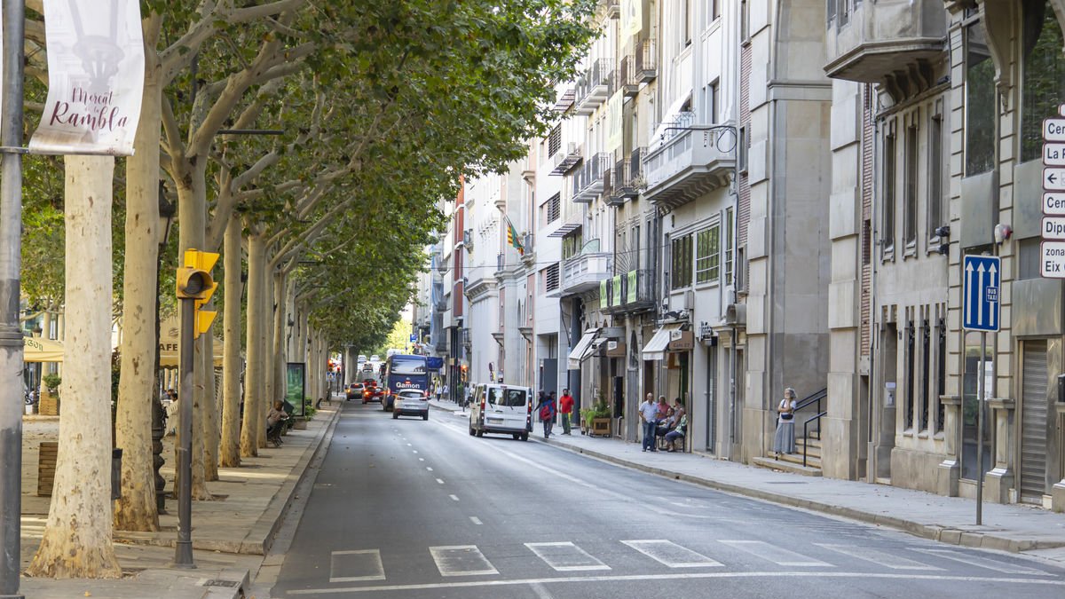 Vista del tram de rambla Ferran que es reformarà eliminant un carril i ampliant la vorera. - JORDI ECHEVARRIA