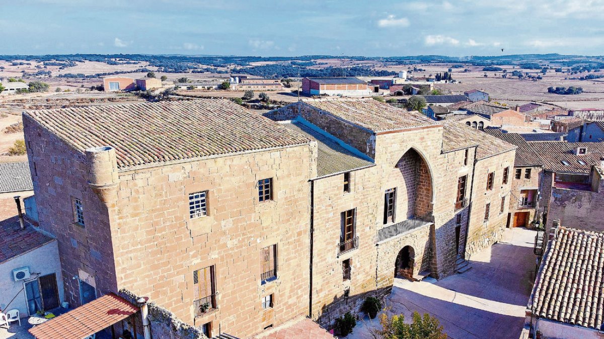 Vista aérea de la fortaleza tras los trabajos de acondicionamiento que tuvieron lugar en el año 2021. - XAVIER SANTESMASSES