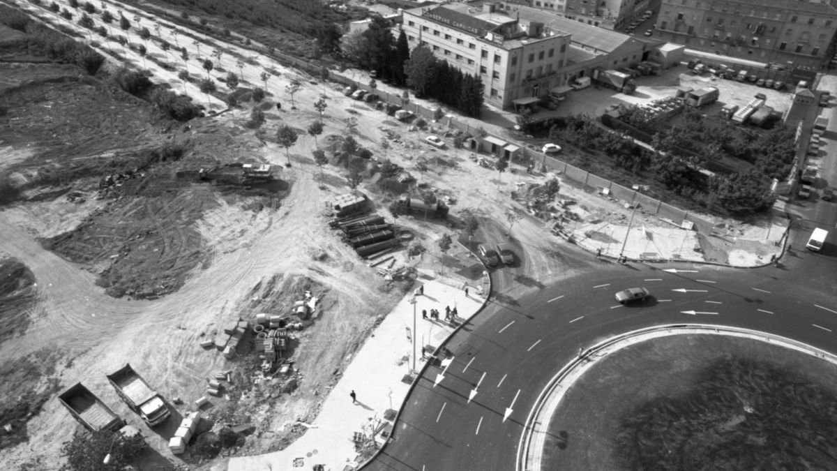 La rotonda de la plaza Europa fue la primera de la ciudad, construida cuando Onze de Setembre aún estaba sin urbanizar. - SEGRE