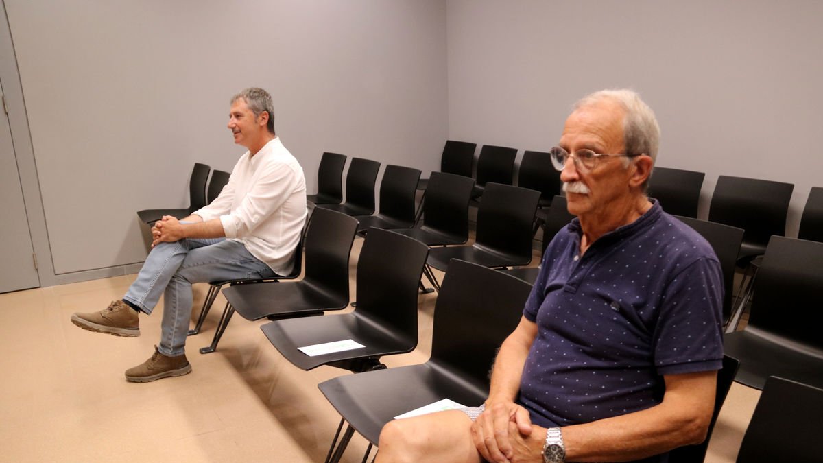 El concejal Domingo Tomàs junto al denunciante de la agresión. - ACN