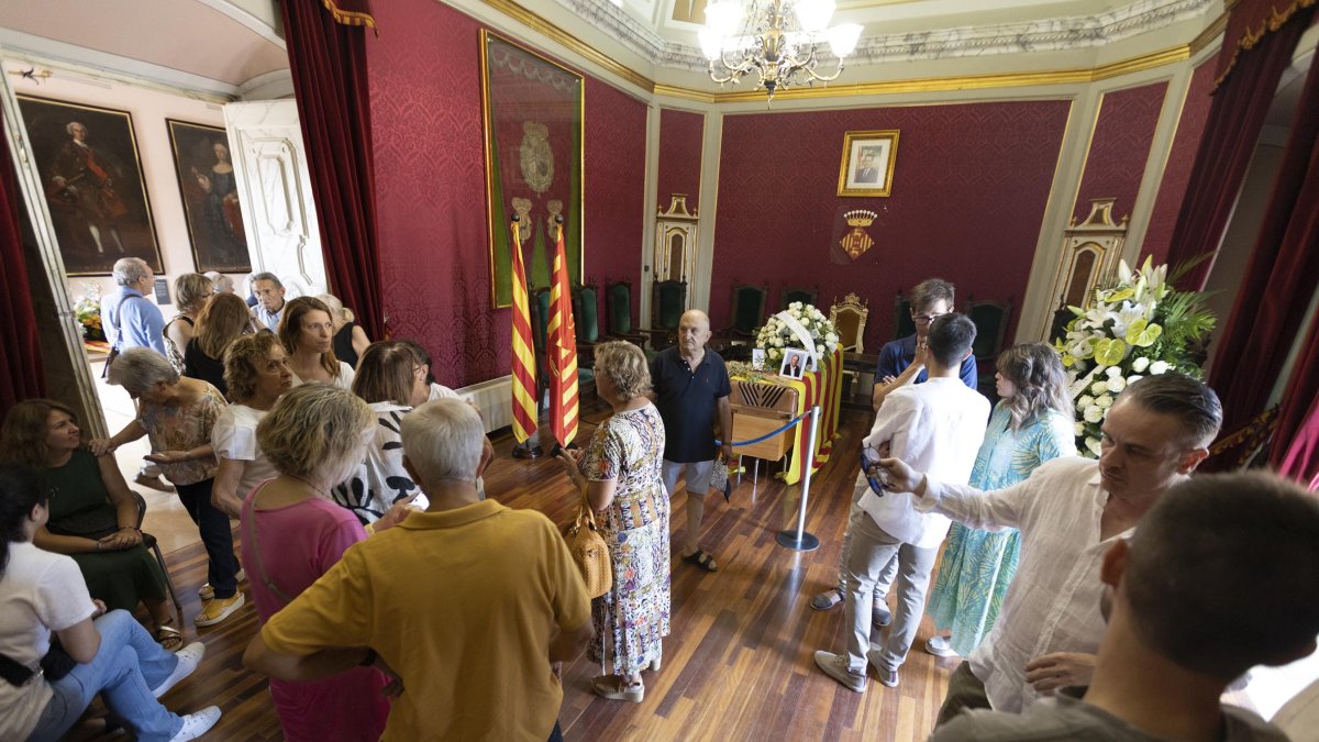 La sala de plens de la Paeria es va condicionar dimarts passat com a capella ardent de Salvador Bordes.