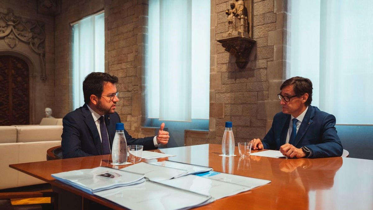Pere Aragonès y Salvador Illa dieron muestras de buena relación en el encuentro que celebraron ayer para preparar el traspaso. - ARNAU CARBONELL/GENERALITAT