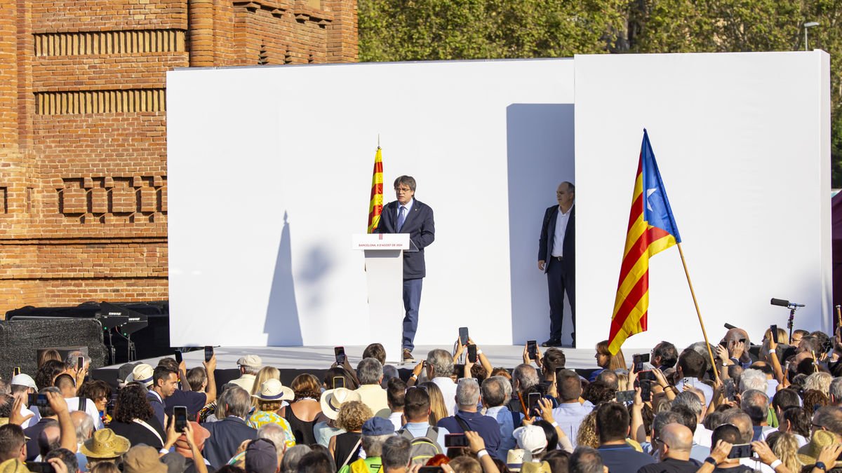 Puigdemont es dirigeix als concentrats a l’Arc de Triomf mentre Turull el mira des del fons. - JORDI ECHEVARRIA