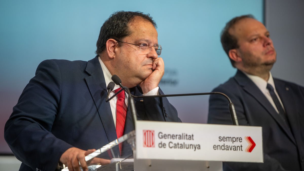 Joan Ignasi Elena y el director general de la Policía, Pere Ferrer, escuchan a un periodista. - EUROPA PRESS