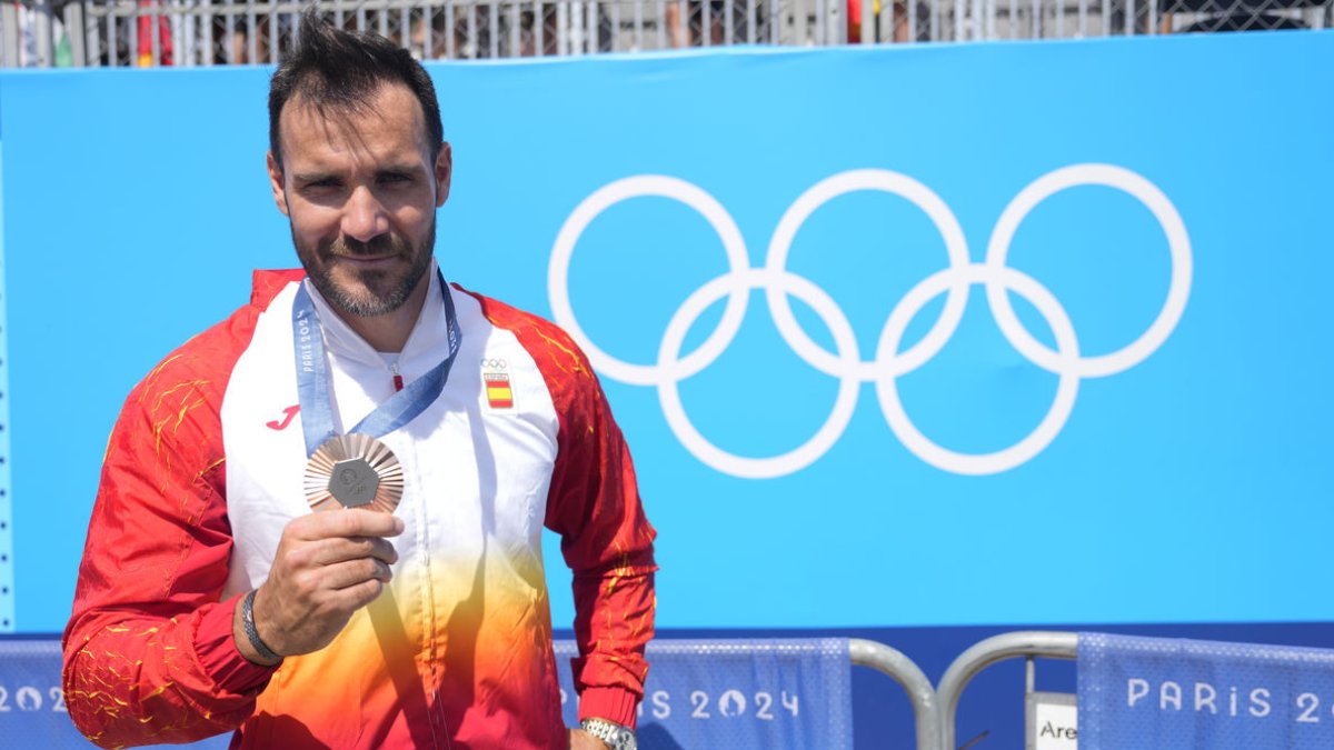 Saúl Craviotto, con la bandera de Lleida en París.