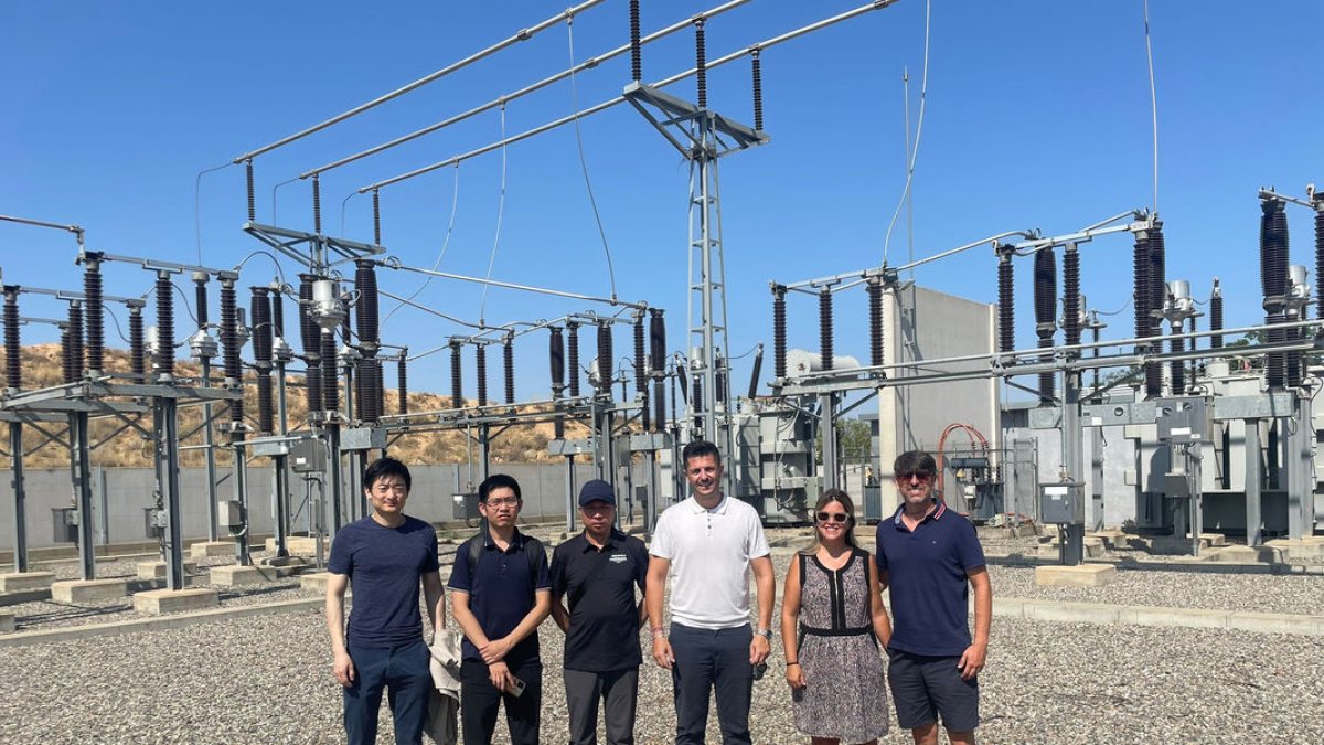 La comitiva que ahir va visitar Elèctrica de Sudanell. - E.S.