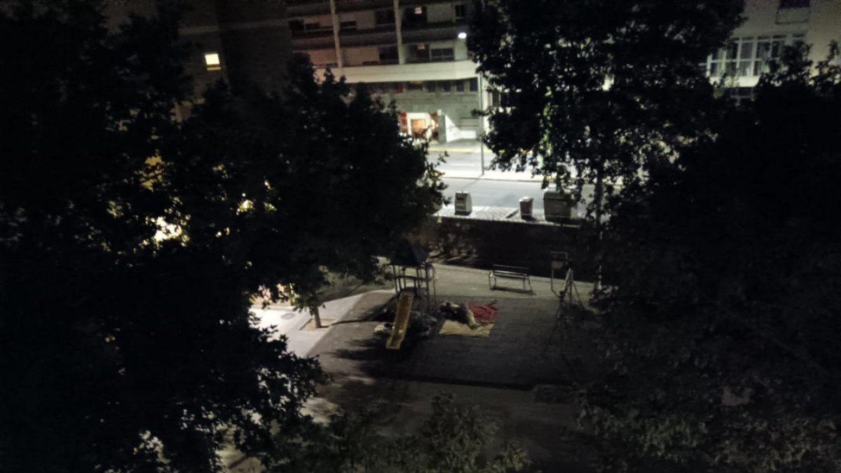 Personas durmiendo en un patio de la avenida Madrid.