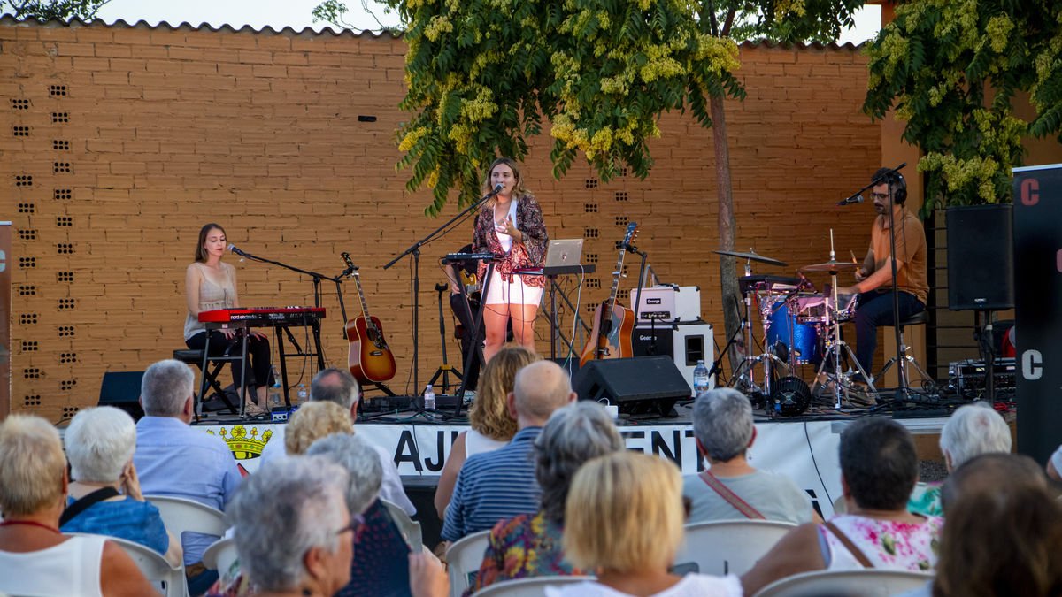 Olga Zoet va amenitzar el capvespre amb un repertori de cançons amb el seu segell personal. - GERARD HOYAS