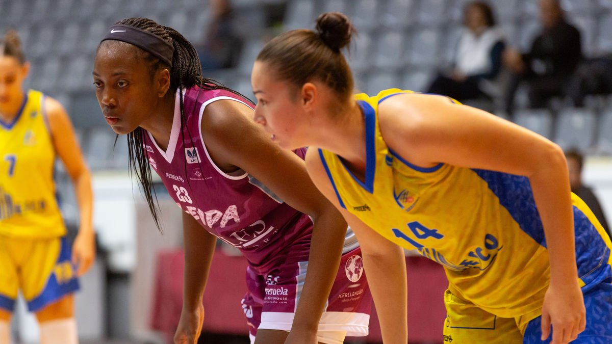 Laura Biczo, al costat d’Aya Touré en el partit del Barris Nord. - JAVI ENJUANES