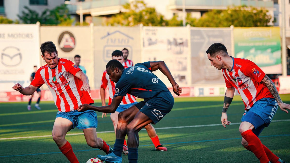 Soule Sidibe intenta superar a un jugador del Atlético Monzón.