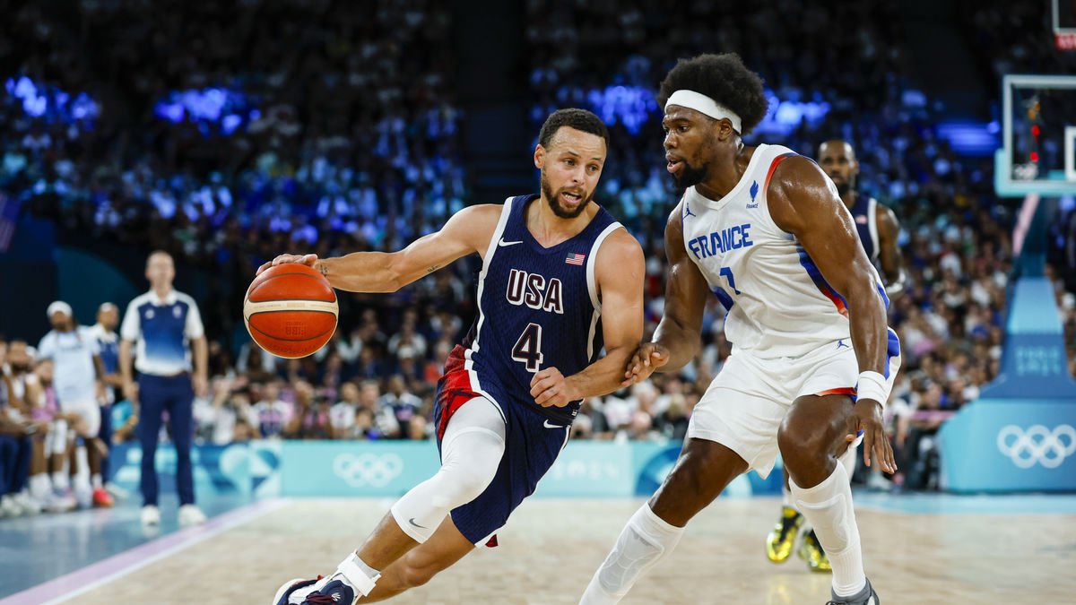 Stephen Curry, el hombre del partido, intenta superar la marca de Yabusele. - EFE