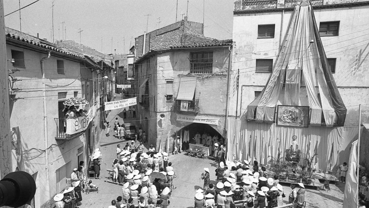 Imatge de la celebració de ‘la nit de Maria’ a Vinaixa el 15 d’agost del 1983. - SEGRE