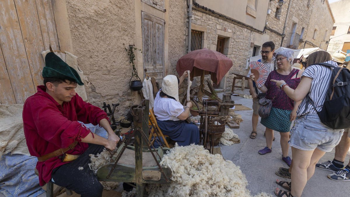 Els carrers de Guimerà s’omplen amb la mostra d’oficis com un dels atractius més grans del Mercat Medieval. - XAVIER SANTESMASSES