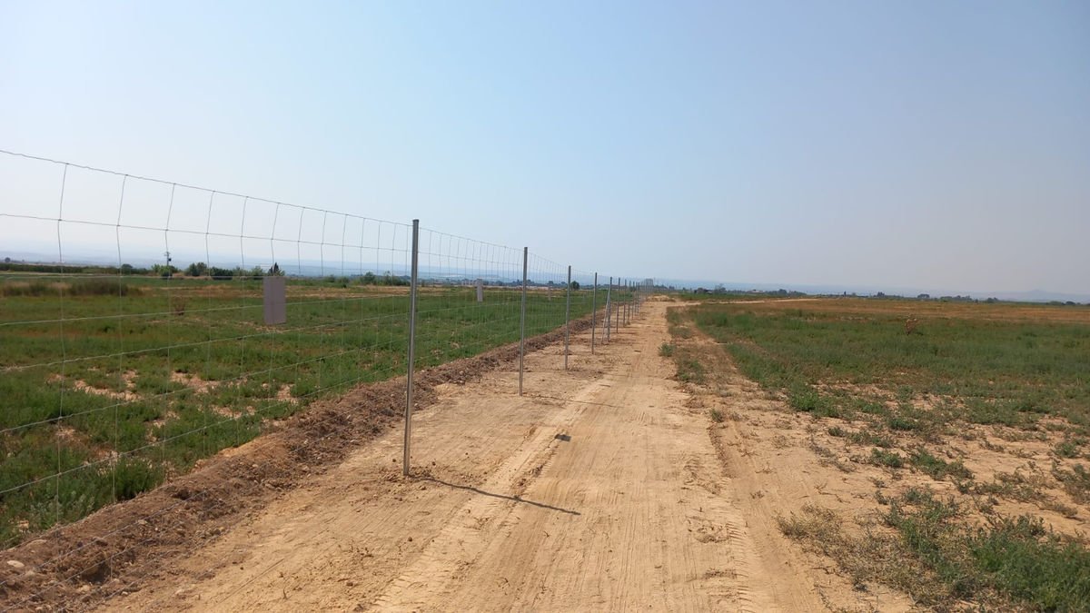 La tanca de la zona on Solaria preveu començar a aixecar les seues plantes solars el mes vinent.