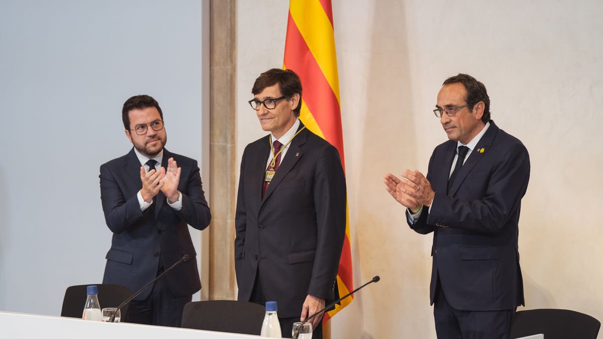 Pere Aragonès i Josep Rull aplaudeixen Salvador Illa, que ja llueix la medalla de la presidència de la Generalitat. - EUROPA PRESS