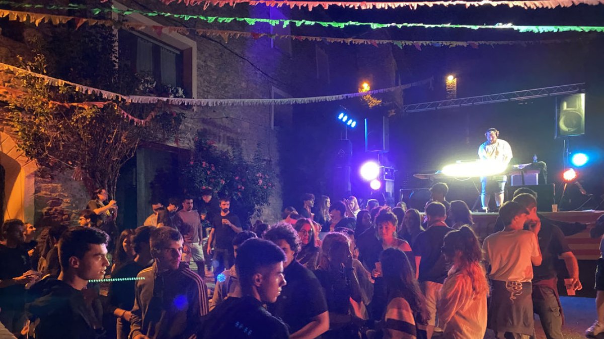 Zafiro 3 i DJ Showcats van posar ritme dissabte a Seurí. - EDGAR ALDANA