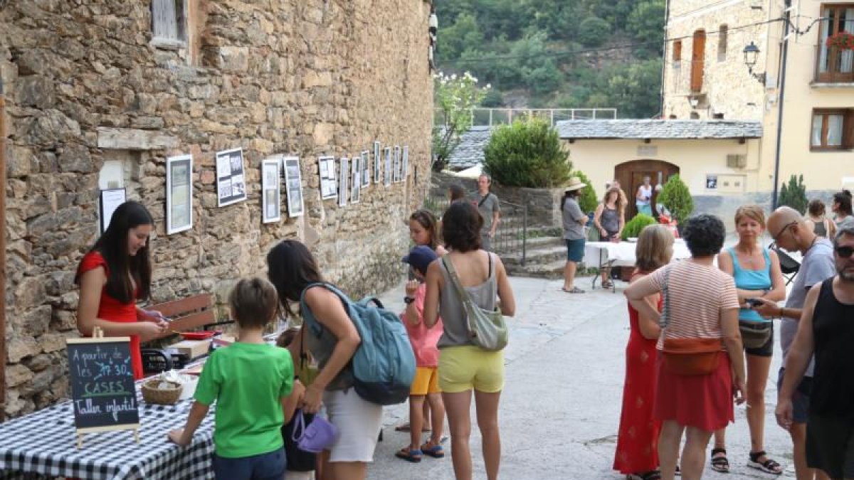 Uns 40 artistes van exposar les seues obres als carrers de Sorre i Altron. - EDGAR ALDANA