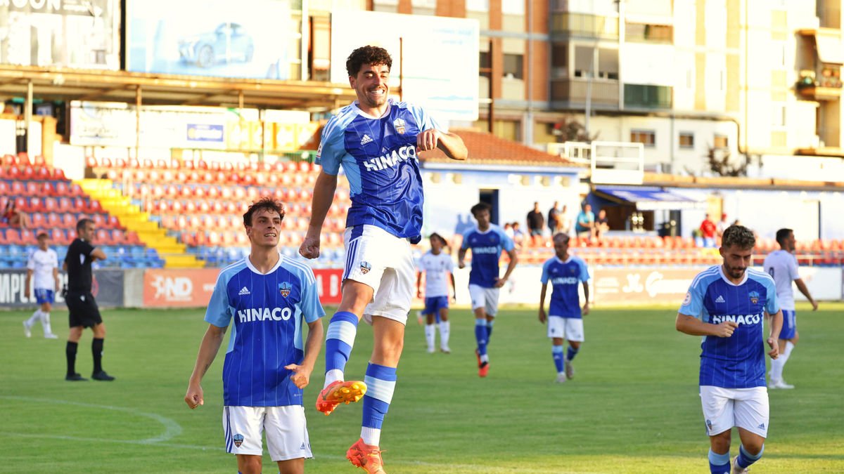 Adri Gené salta per celebrar el seu gol, que va servir per obrir el marcador abans del descans. - JORDI ECHEVARRIA